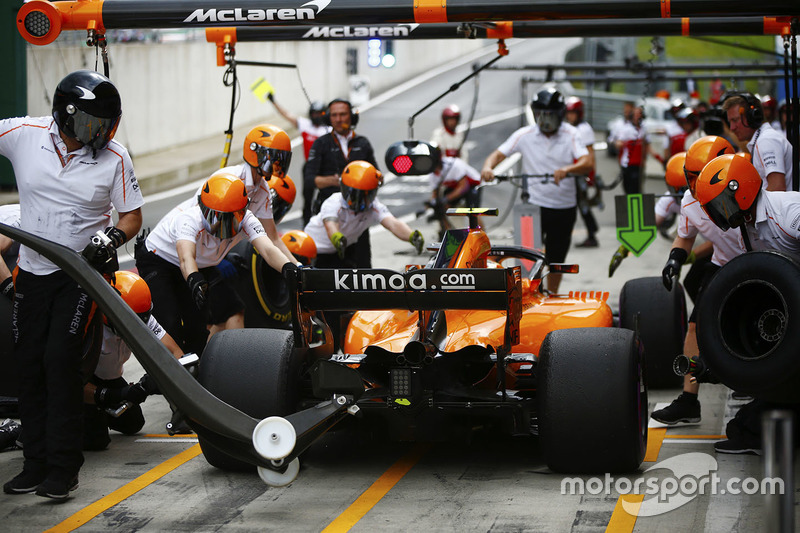 Stoffel Vandoorne, McLaren, effettua un pit stop