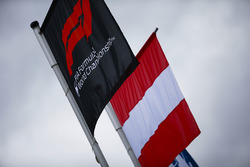Een Oostenrijkse vlag naast het Formule 1-logo