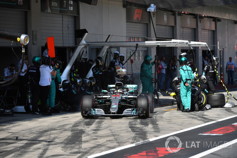 Lewis Hamilton, Mercedes-AMG F1 W09 pit stop