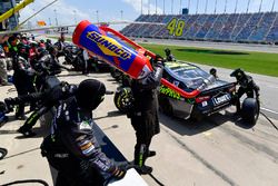 Jimmie Johnson, Hendrick Motorsports, Chevrolet Camaro Lowe's for Pros, effettua un pit stop, Sunoco