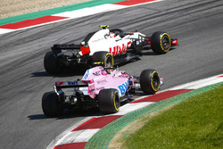 Kevin Magnussen, Haas F1 Team VF-18, en lutte avec Esteban Ocon, Force India VJM11
