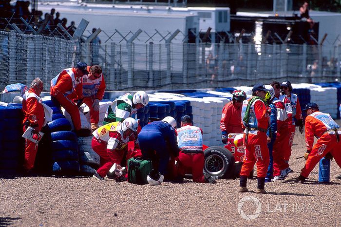 Michael intentó salir del accidentado Ferrari, pero cayó de nuevo en la cabina. Unos minutos más tarde lo pusieron en una camilla y lo llevaron en una ambulancia. El alemán saludó a los fanáticos, agitando su mano.