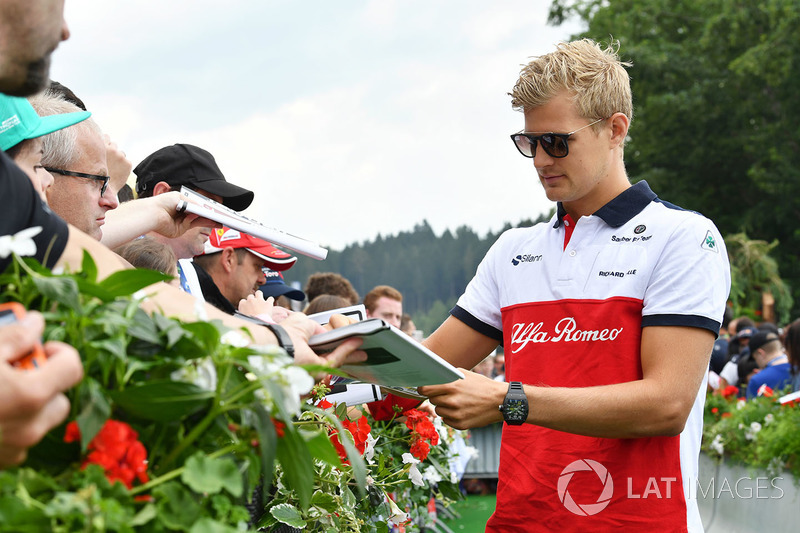 Marcus Ericsson, Sauber signs autographs for the fans