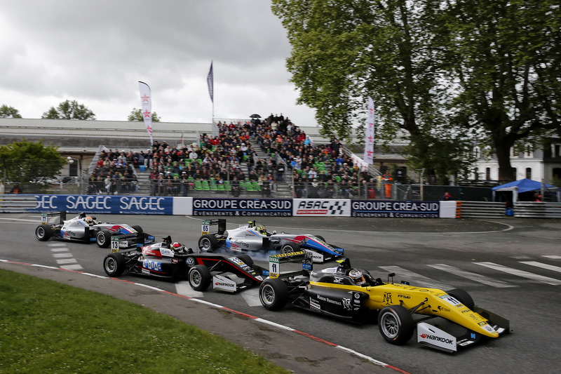 Au départ de la course, Sacha Fenestraz, Carlin Dallara F317 - Volkswagen mène