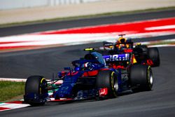 Pierre Gasly, Toro Rosso STR13, devant Daniel Ricciardo, Red Bull Racing RB14