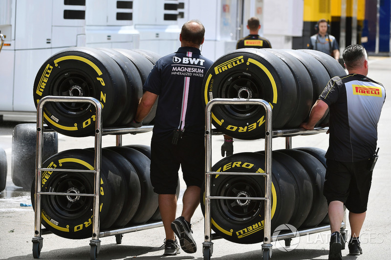 Mekanik Force India F1 membawa ban Pirelli