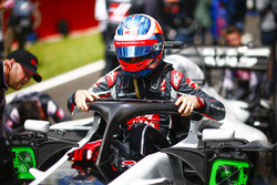 Romain Grosjean, Haas F1 Team, sale de su cabina en la grilla