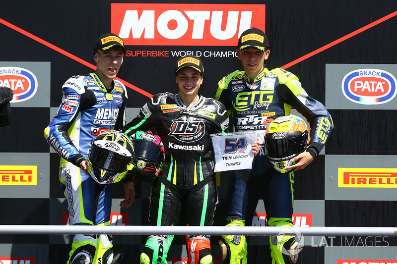 Podium: ganadora, Ana Carrasco, segundo, Borja Sanchez, tercero, Kevin Sabatucci