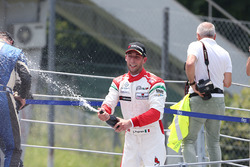 Il vincitore Lorenzo Pegoraro, Best Lap, festeggia sul podio