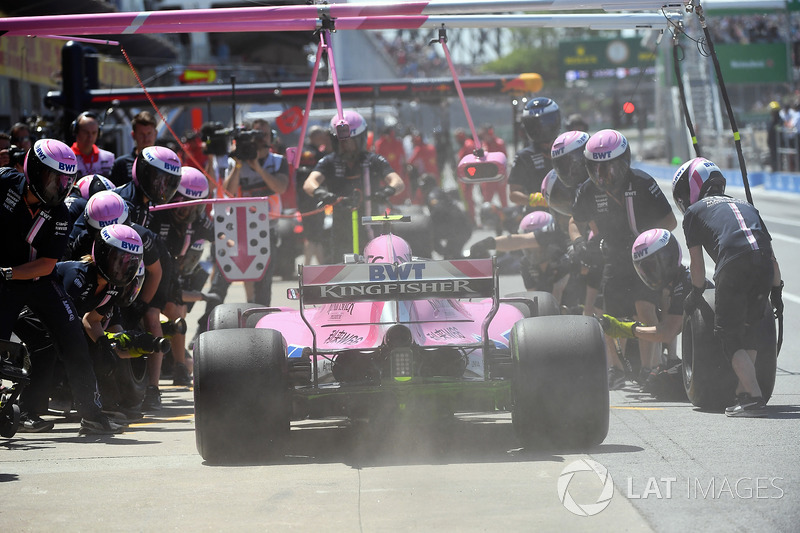 Esteban Ocon, Force India VJM11 pit stop