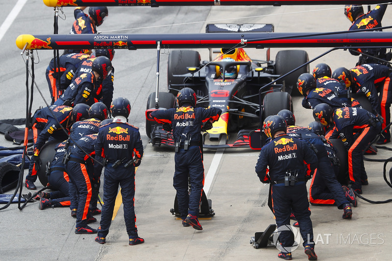 Daniel Ricciardo, Red Bull Racing RB14, au stand