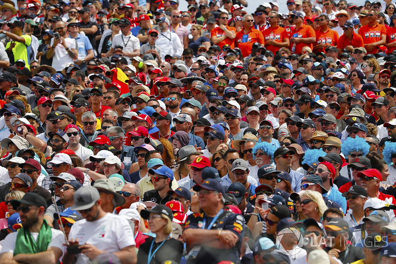 Les fans attendent le départ