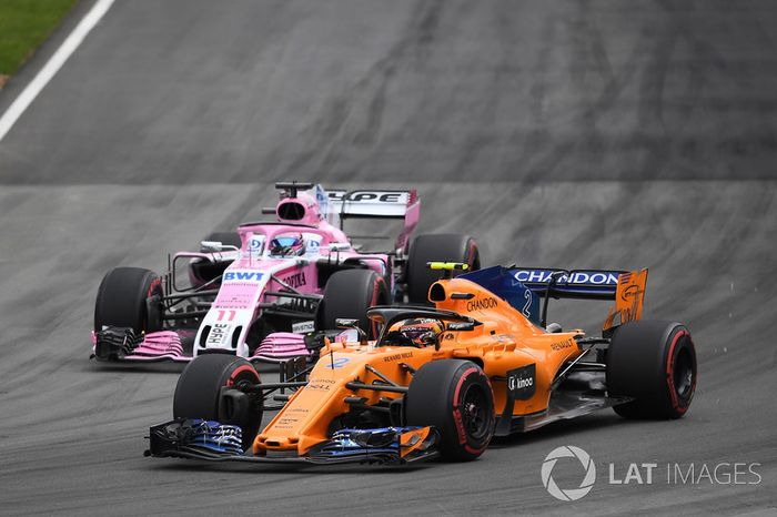 Stoffel Vandoorne, McLaren MCL33 y Sergio Perez, Force India VJM11
