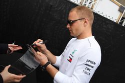 Valtteri Bottas, Mercedes-AMG F1, firma autografi ai fan