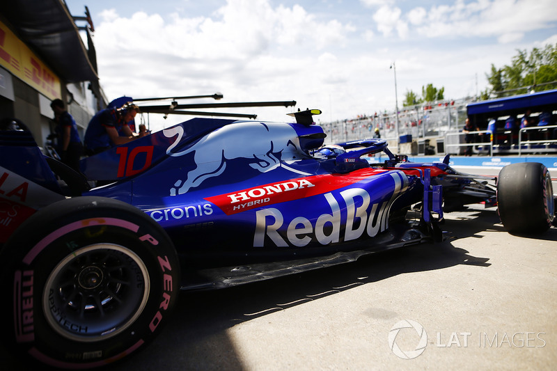 Pierre Gasly, Toro Rosso STR13, leaves the garage.