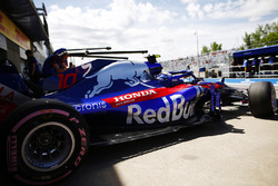 Pierre Gasly, Toro Rosso STR13, sort de son garage