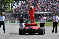 Le poleman Sebastian Vettel, Ferrari SF71H fête sa pole position dans le Parc Fermé