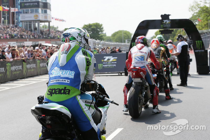 Dean Harrison, Ian Hutchinson and Michael Rutter await the start