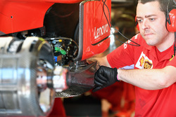 Un meccanico Ferrari al lavoro sulla Ferrari SF71H