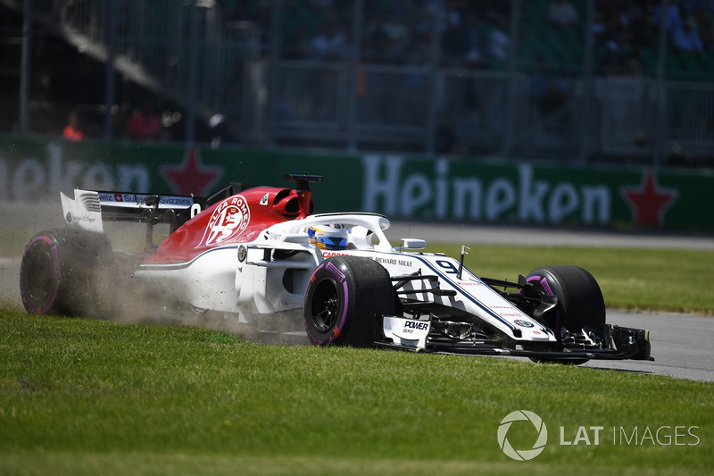 Marcus Ericsson, Sauber C37, va largo sull'erba