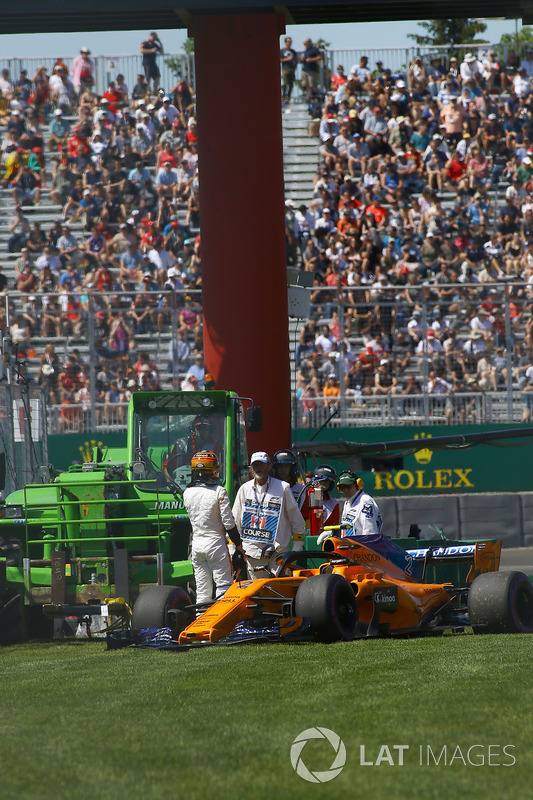 Stoffel Vandoorne, McLaren MCL33 after hitting the wall in FP2