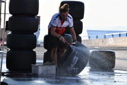 Un meccanico Sauber lava degli pneumatici Pirelli