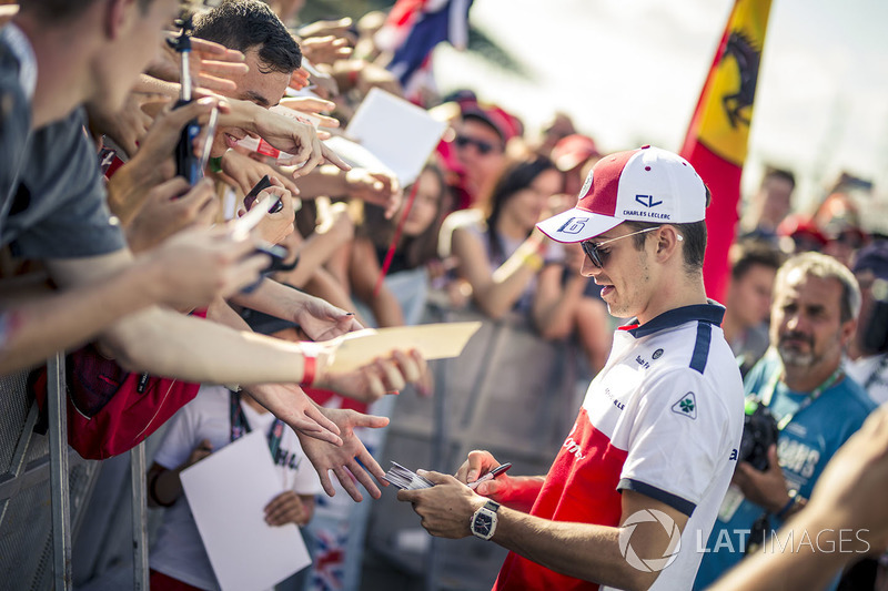 Charles Leclerc, Sauber signs autographs for the fans