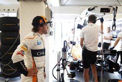 Fernando Alonso, McLaren, dans le garage