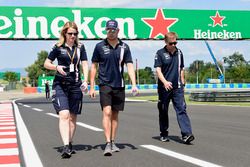 Sergio Perez, Force India walks the track with Bernie Collins, Force India Strategy Engineer