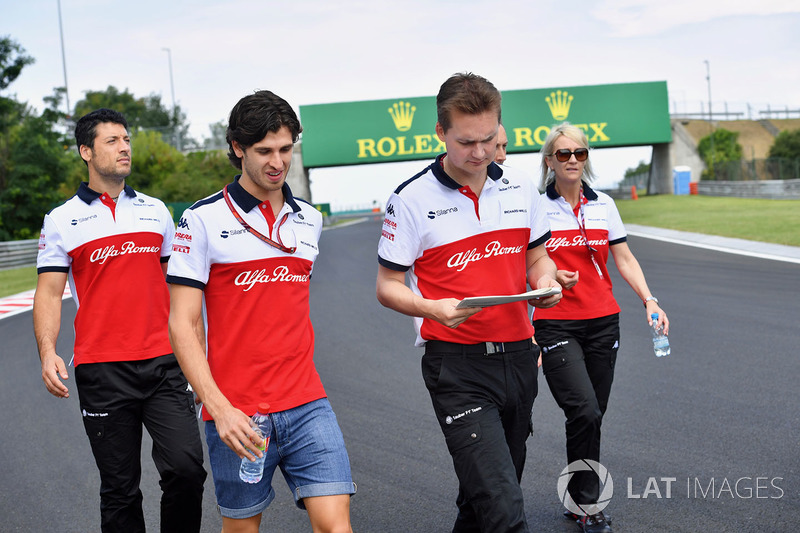 Antonio Giovinazzi, Sauber parcourt la piste à pied