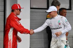GAnador de la pole Lewis Hamilton, Mercedes AMG F1, segundo Valtteri Bottas, Mercedes AMG F1