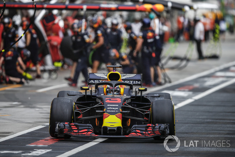 Daniel Ricciardo, Red Bull Racing RB14, deja los pozos después de una parada