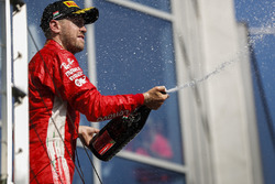 Podyum: İkinci Sebastian Vettel, Ferrari podyumda şampanya ile kutlama yapıyor