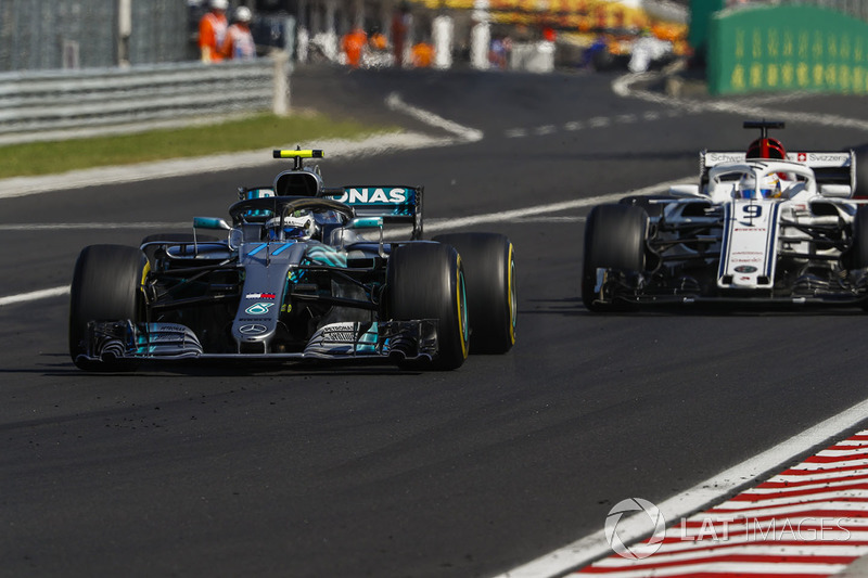 Valtteri Bottas, Mercedes AMG F1 W09, puts a lap on Marcus Ericsson, Sauber C37