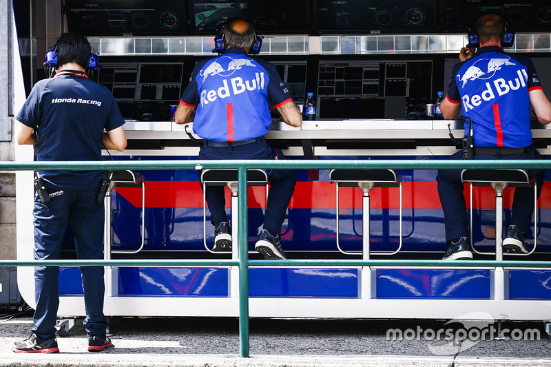 Franz Tost, Team Principal Toro Rosso, di pit wall bersama krunya