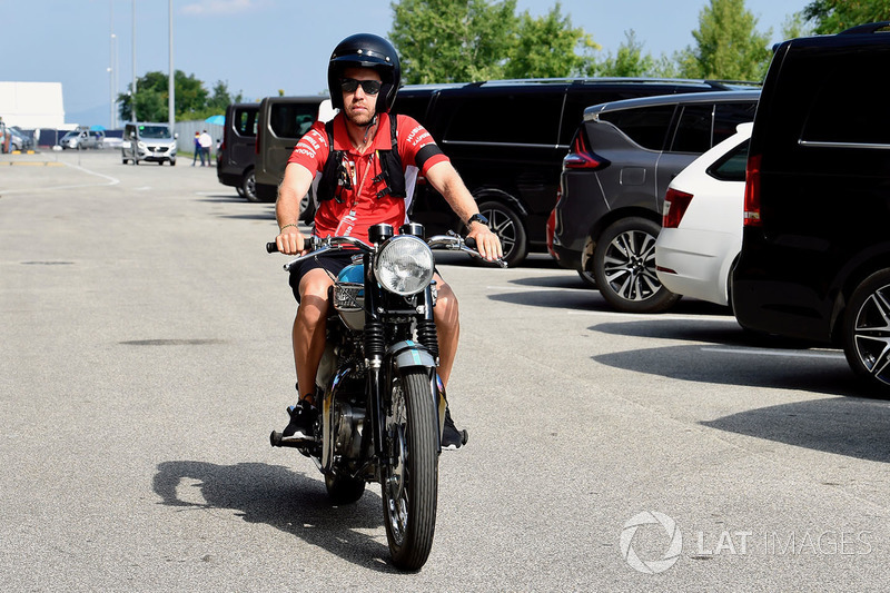 La moto Triumph de Sebastian Vettel, Ferrari