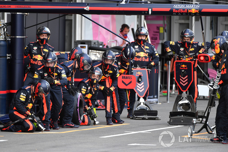 Mekanik Red Bull Racing menunggu periode pit stop