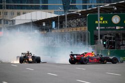 L'incidente tra Max Verstappen, Red Bull Racing RB14 e Daniel Ricciardo, Red Bull Racing RB14