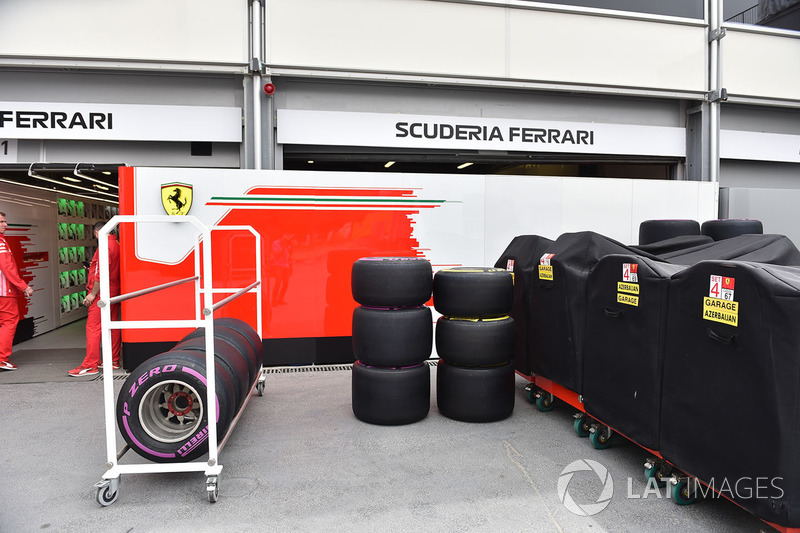 Le garage Ferrari avec des pneus Pirelli