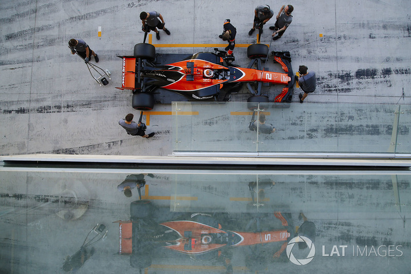 Stoffel Vandoorne, McLaren MCL32, rentre au stand