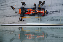 Stoffel Vandoorne, McLaren MCL32, stops in his pit garage