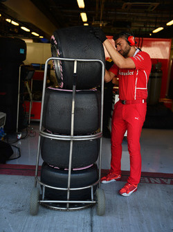 Ferrari monteur en banden Pirelli