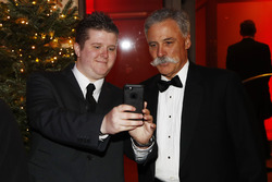 Chase Carey, presidente de Fórmula Uno, se encuentra con un fanático