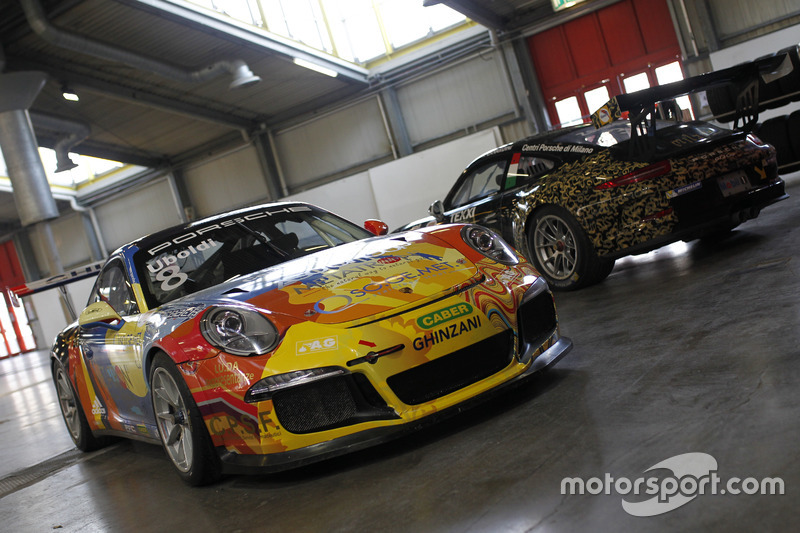 Le Porsche 911 GT3 Cup di Davide Uboldi e Mirko Zanardini nel Paddock