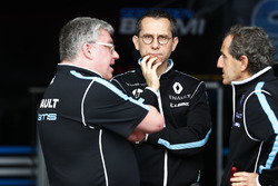 Alain Prost, cofondateur, Renault e.Dams, avec d'autres membres de son équipe