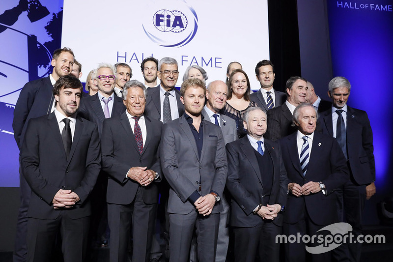 Foto de grupo de los pilotos del Salón de la Fama