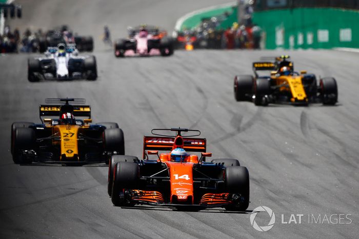Fernando Alonso, McLaren MCL32, Nico Hulkenberg, Renault Sport F1 Team RS17, Carlos Sainz Jr., Renault Sport F1 Team RS17, Felipe Massa, Williams FW40, en la vuelta de formación
