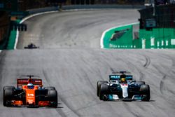 Lewis Hamilton, Mercedes AMG F1 W08, passeert Fernando Alonso, McLaren MCL32