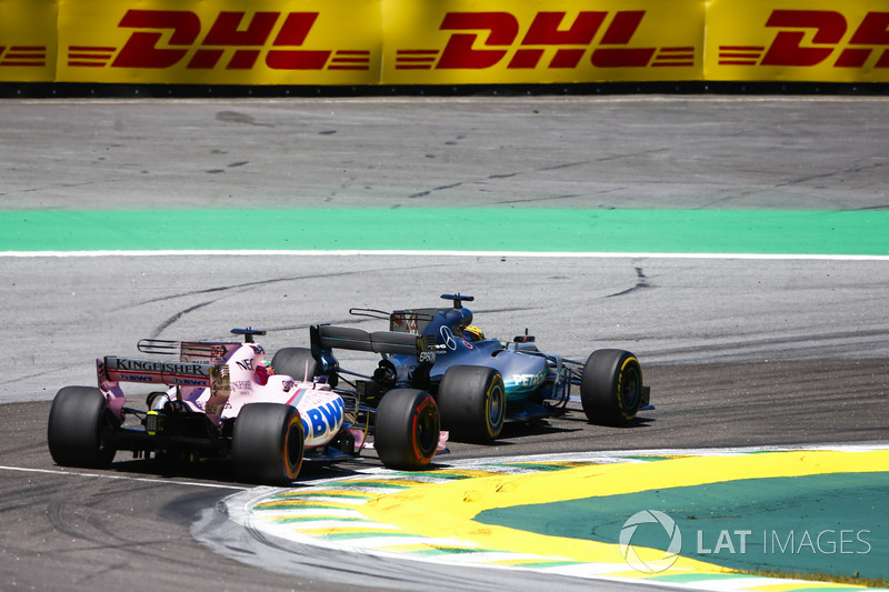 Lewis Hamilton, Mercedes AMG F1 W08, pasa a Sergio Pérez, Sahara Force India F1 VJM10