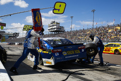 Chase Elliott, Hendrick Motorsports, Chevrolet Camaro NAPA Auto Parts, pit stop
